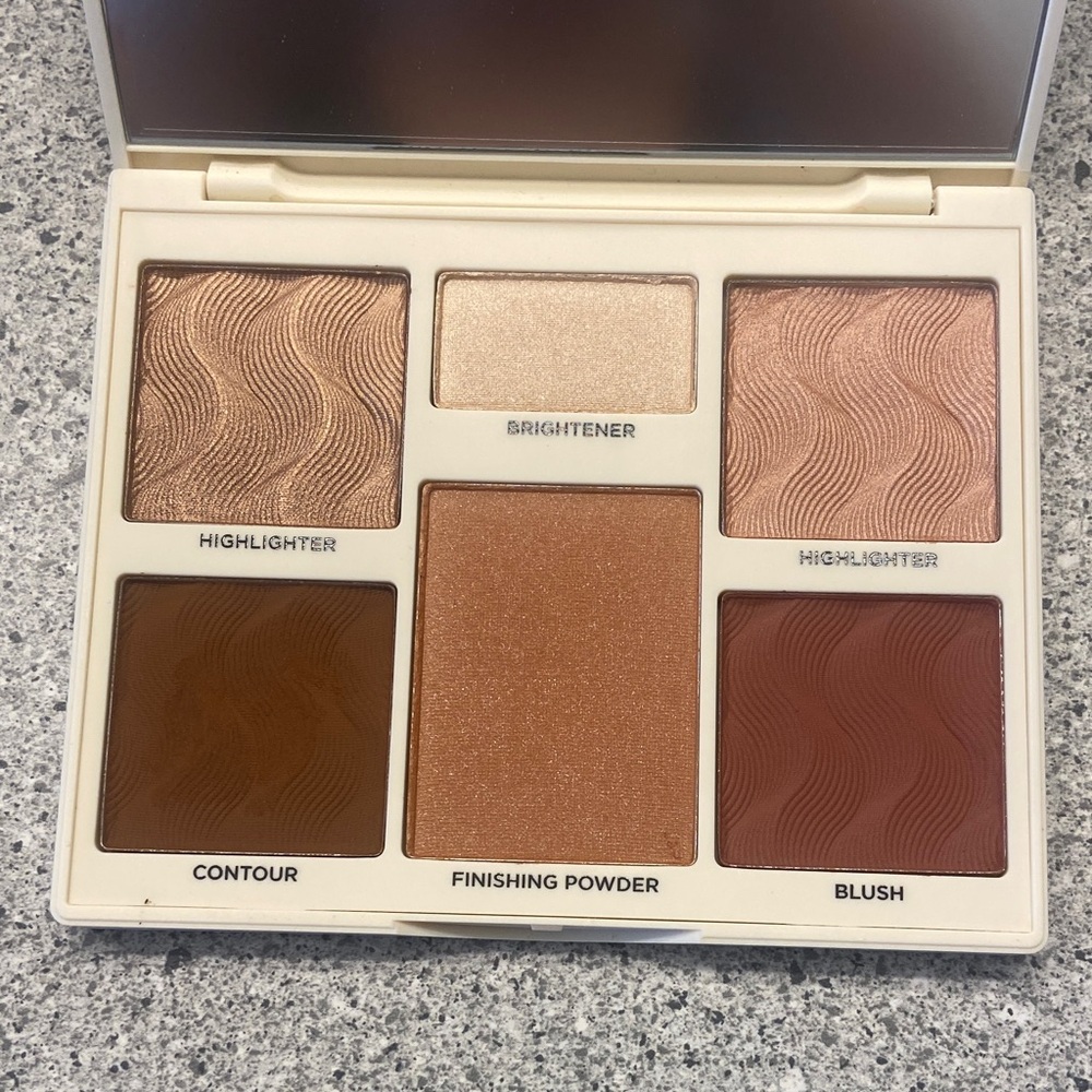 COVER FX Highlighter and Contour Palette with Gold and Brown Shades